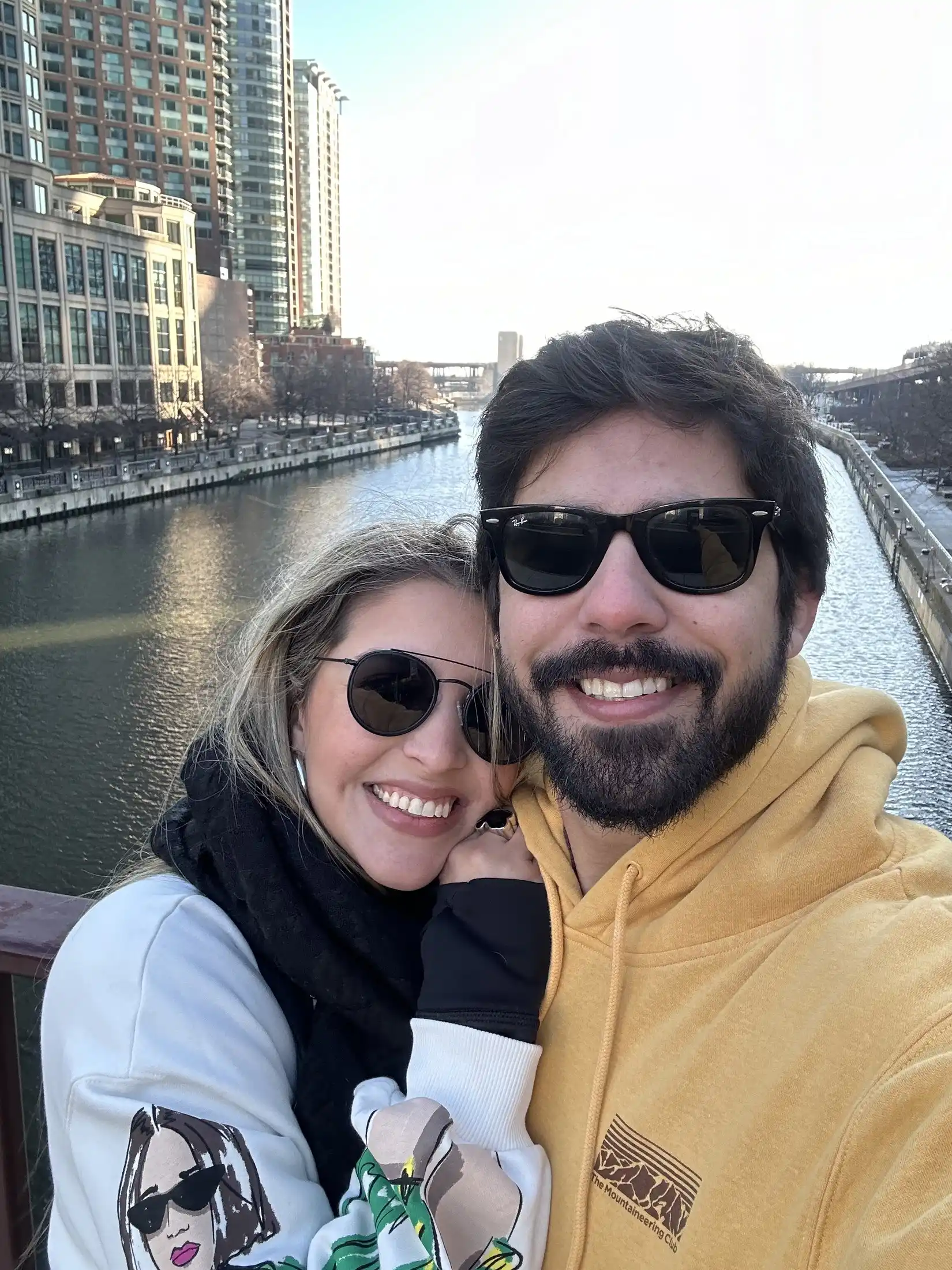 Stephanie y Rodrigo junto al río