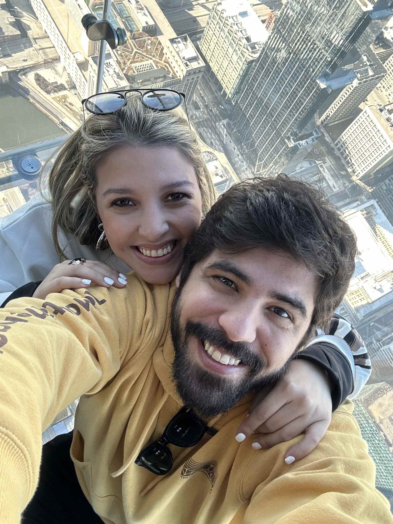 Stephanie y Rodrigo de viaje en la ciudad
