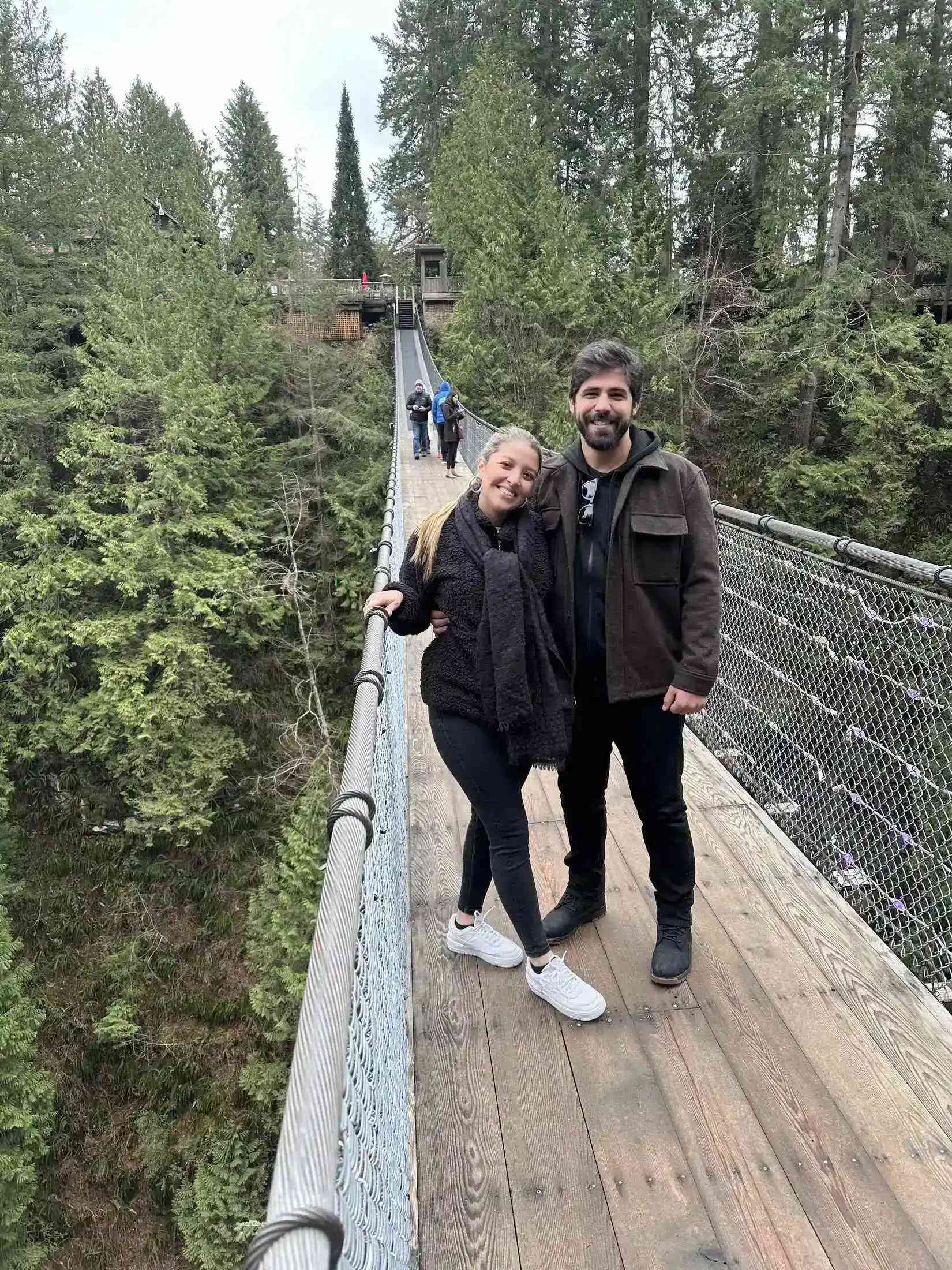 Stephanie y Rodrigo en un puente rodeado de naturaleza