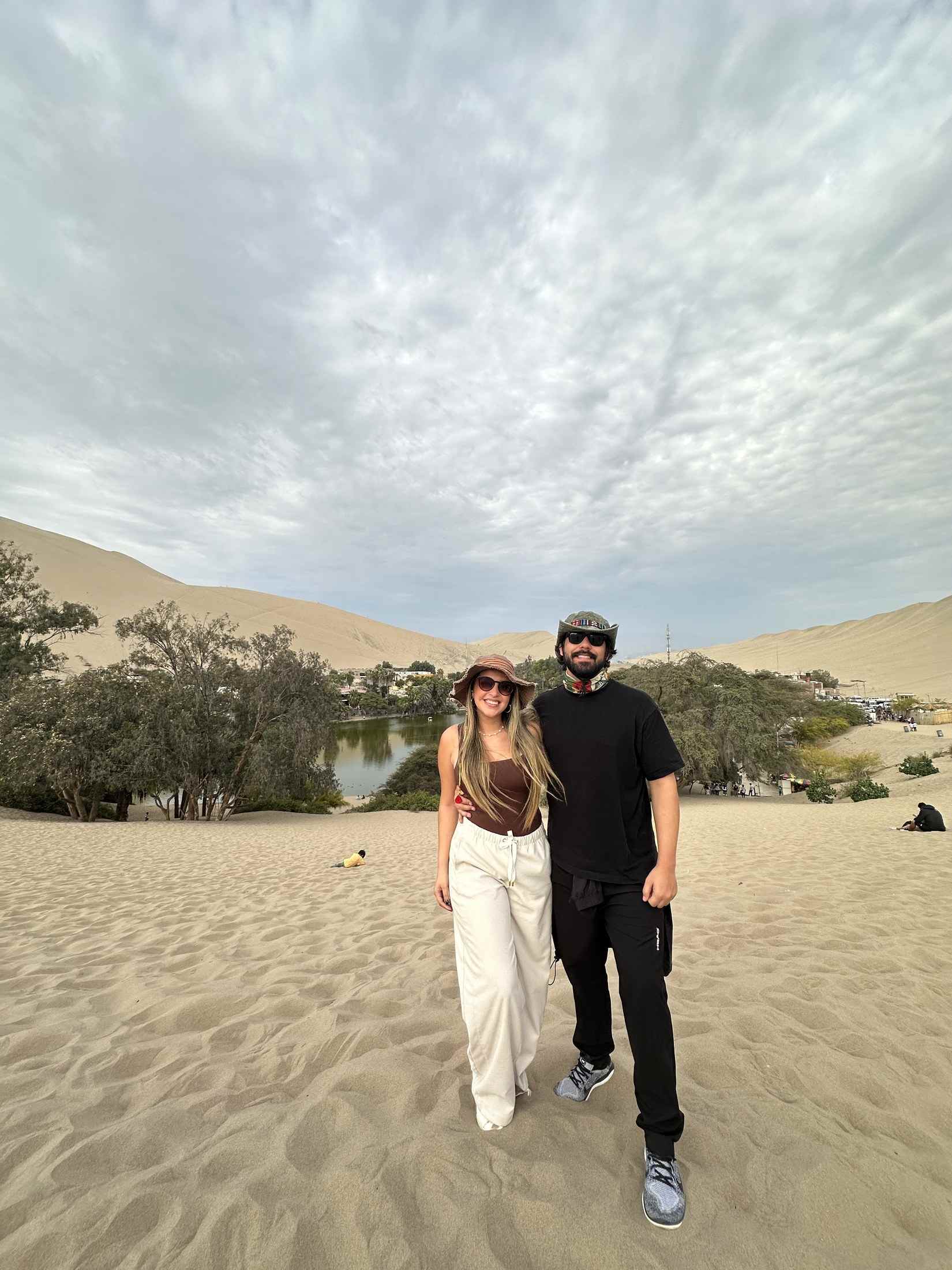 Stephanie y Rodrigo en paisaje abierto