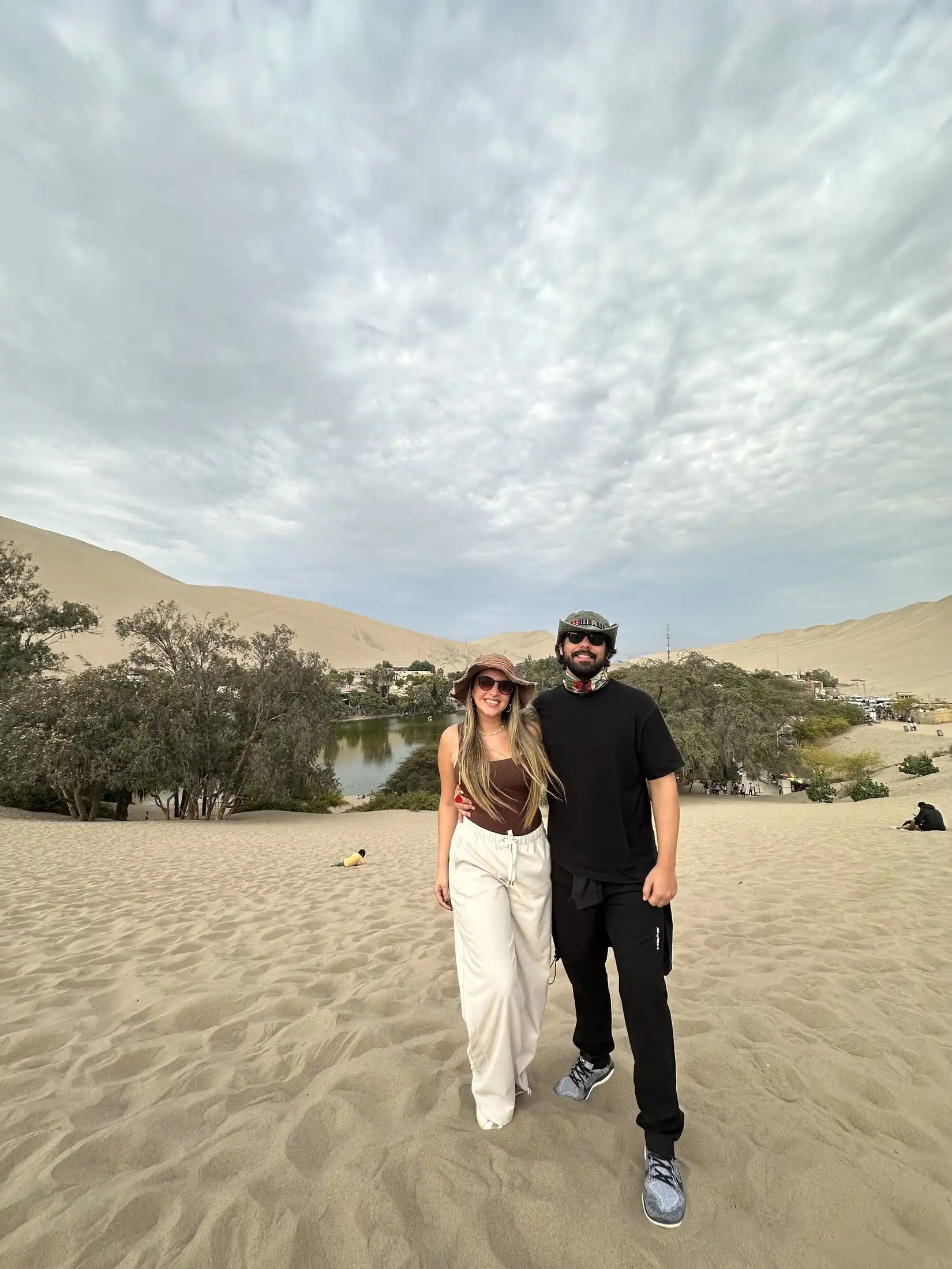 Stephanie y Rodrigo en paisaje abierto
