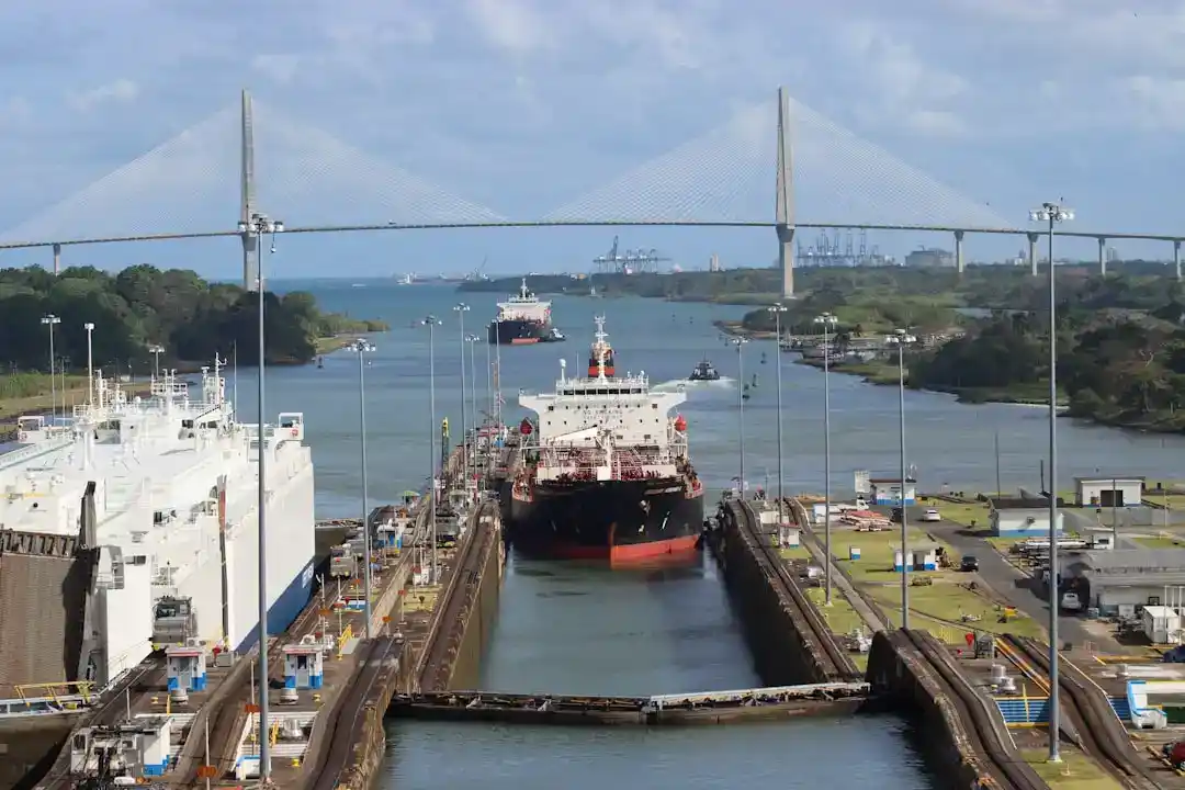 Barco en el Canal de Panamá